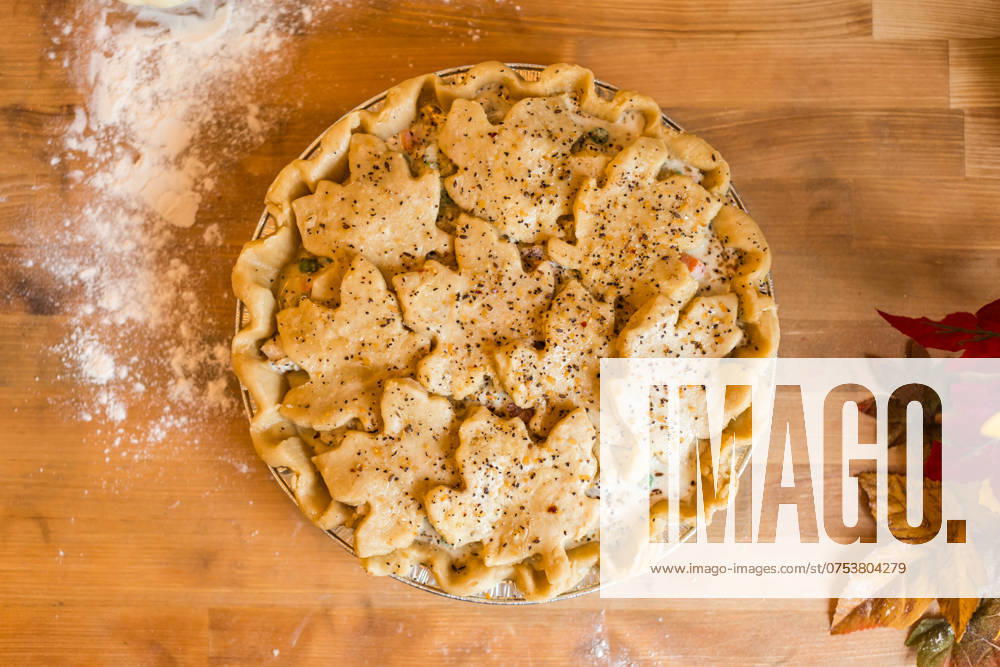 IMAGO Creative, Herbst, Food, Pumpkin Pie Handmade chicken pot pie ready to bake Coeur d Alene, Idaho, United States R_PXQG240811C6-1508217-01