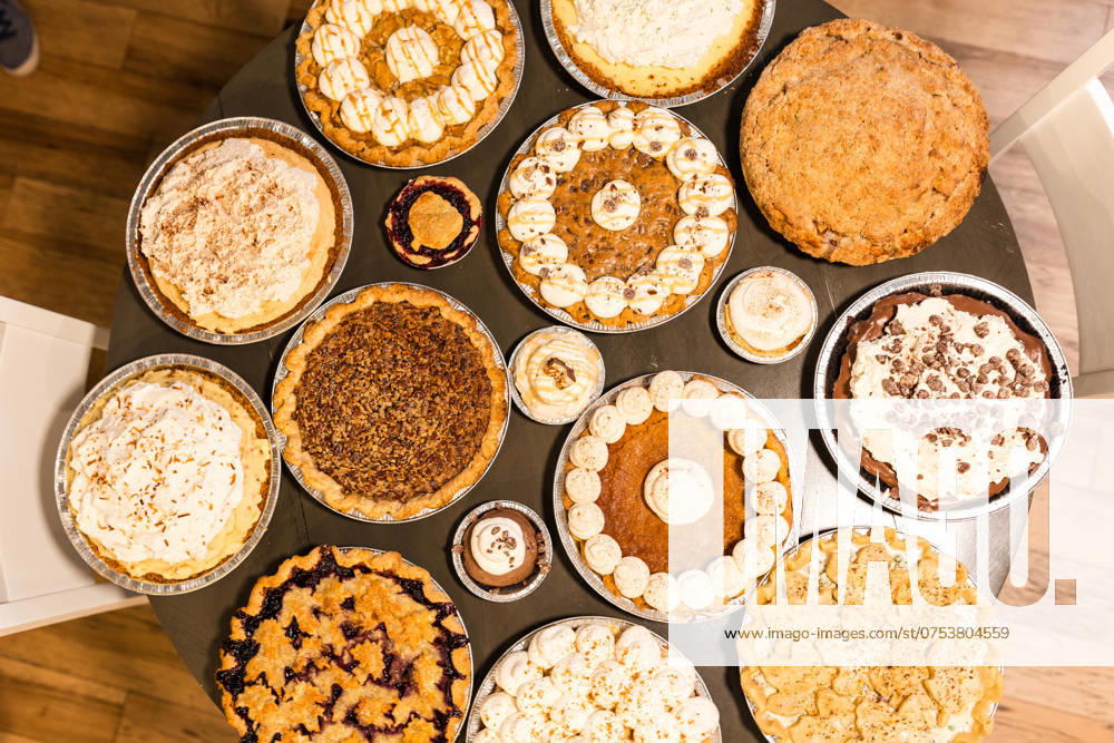 IMAGO Creative, Herbst, Food, Pumpkin Pie An assortment of various pies displayed on a round table. Coeur d Alene, Idaho, United States R_PXQG240811C6-1508238-01