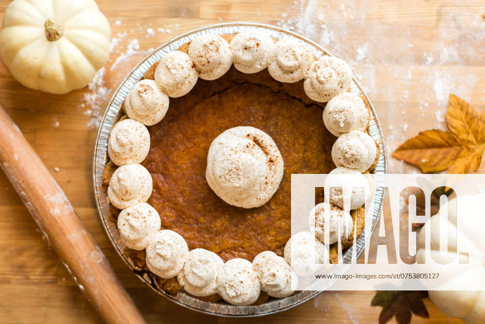 IMAGO Creative, Herbst, Food, Pumpkin Pie Handmade rustic pumpkin pie with whipped cream Coeur d Alene, Idaho, United States R_PXQG240811C6-1508273-01