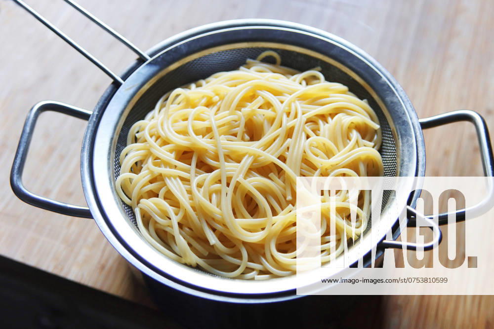 Spaghetti at Nudelsieb Spaghetti in a Pasta strainer BLWS714312