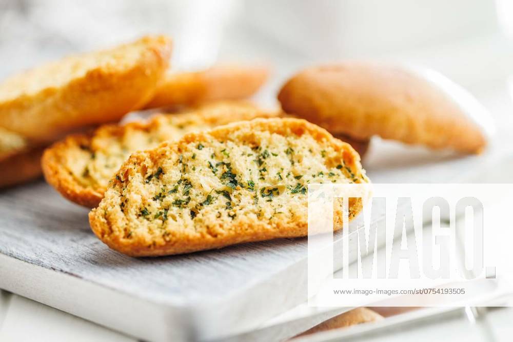 IMAGO Creative, Food, Brot, Knoblauchbrot Garlic crisp bread Slices Topped With Herbs on cutting board., Garlic crisp bread Slices Topped With Herbs on a cutting board., Garlic crisp bread Slices Topped With Herbs on a cutting board., 13.05.2024,