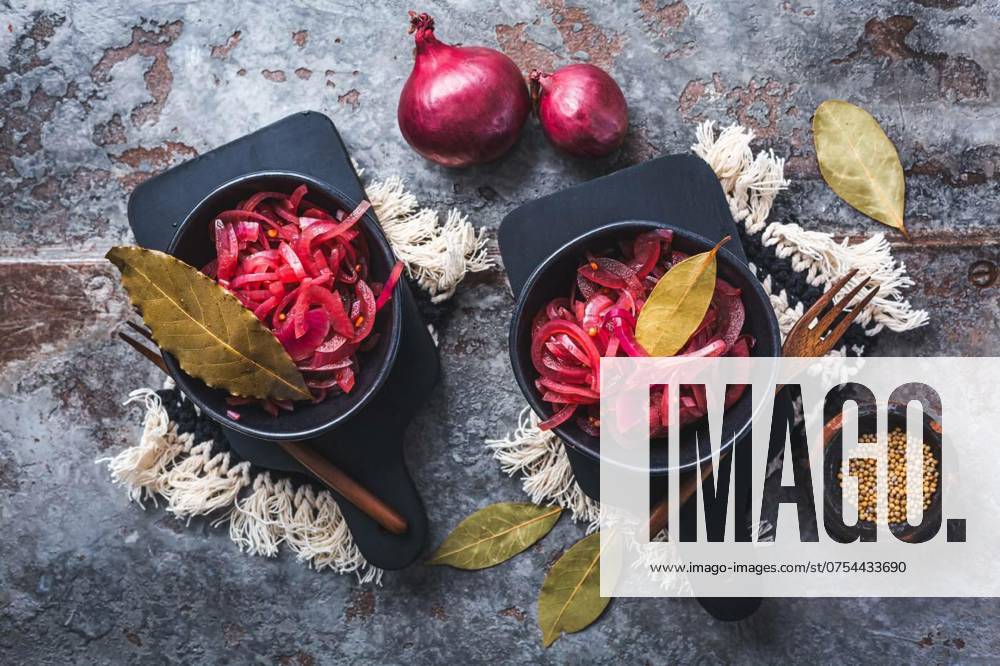 IMAGO Creative, Food, Pickled Onions Pickled red onions in bowl on a gray background. Appetizer, condiment or topping, healthy fermented food, Pickled red onions in bowl on a gray background. Appetizer, condiment or topping, healthy fermented food., Pickled red onions in bowl on a gray background. Appetizer, condiment or topping, healthy fermented food., 11.06.2024,