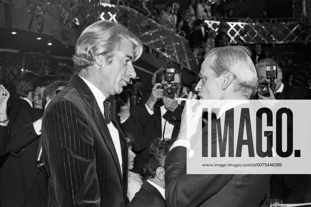Der deutsche Schauspieler Klaus Kinski und Rudi Carrell beim Deutschen Filmball am 15.01.1979 in München, Deutschland 1970er Jahre. German actor Klaus Kinski and Rudi Carrell at the Deutscher Filmball on January 15th 1979 at Munich, Germany 1970s. 24x36swNegV142 Deutscher Filmball 1979