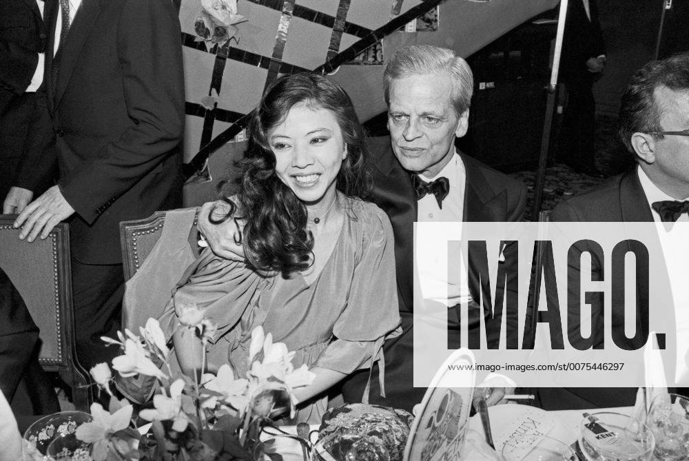 Der deutsche Schauspieler Klaus Kinski mit Ehefrau Minhoi beim Deutschen Filmball am 15.01.1979 in München, Deutschland 1970er Jahre. German actor Klaus Kinski with his wife Minhoi at the Deutscher Filmball on January 15th 1979 at Munich, Germany 1970s. 24x36swNegV142 Deutscher Filmball 1979