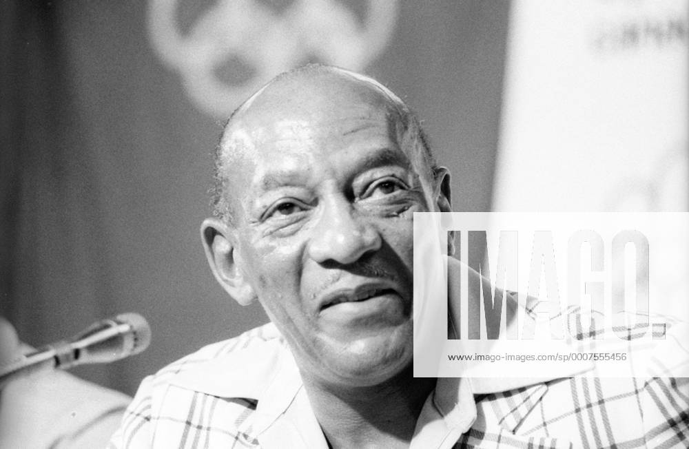 Leichtathletiklegende Jesse Owens (USA) gibt während der Olympischen Sommerspiele 1976 in Montreal eine Pressekonferenz Porträt, PK, Legende, himself Herren