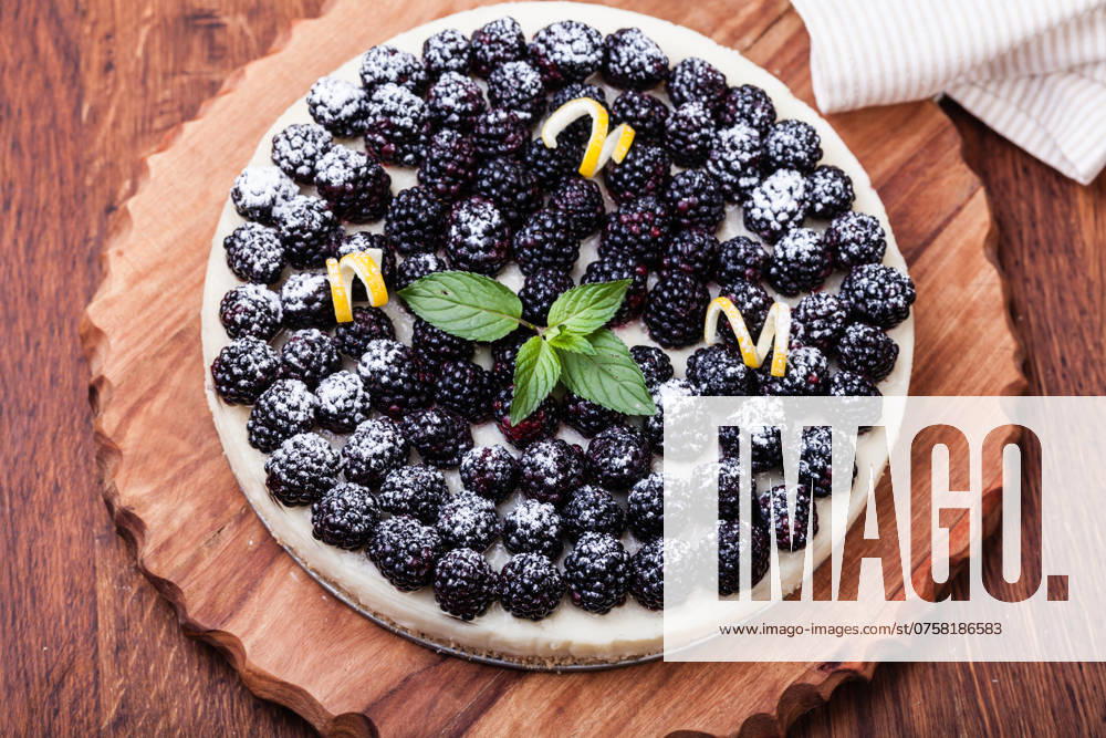 Torte mit Brombeeren und Schlagsahne Tart with blackberry and whipped cream