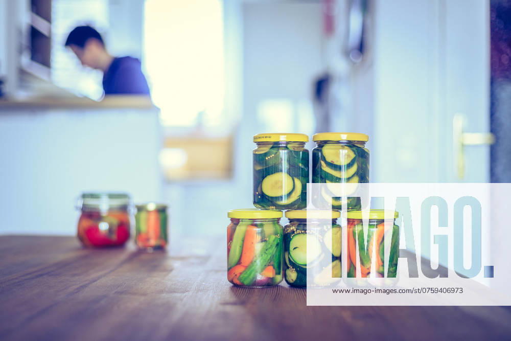 IMAGO Creative, Food, Trend, Meal Prep Einmachen und Konservieren von verschiedenen Gemüsesorten in Gläsern Preserving and conserving a variety of vegetables in glasses