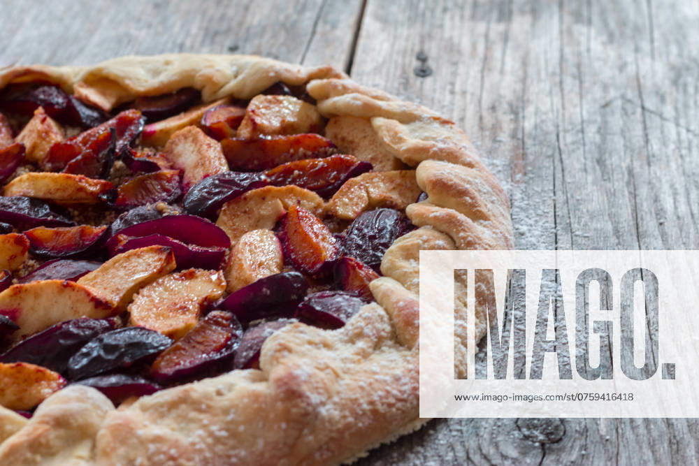 IMAGO Creative, Herbst, Food, Pflaumenkuchen Kuchen im Sommer: Pflaumenkuchen auf rustikalem Holztisch Pie in summer: Plum cake on rustic wooden table