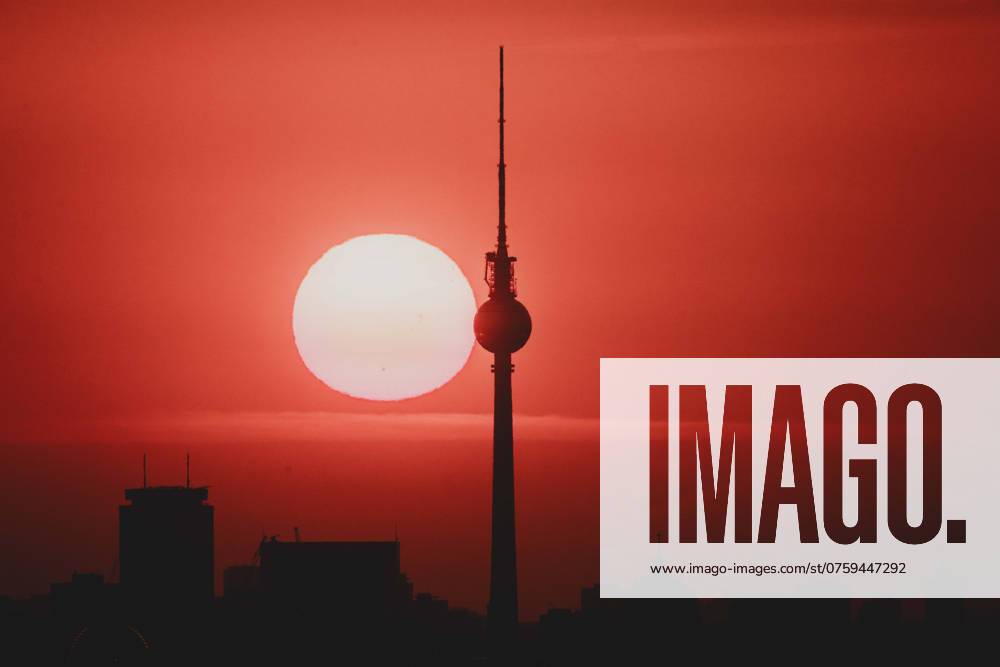The sun rises behind the city skyline with the television tower in Berlin, 04 09 2024 Berlin Germany