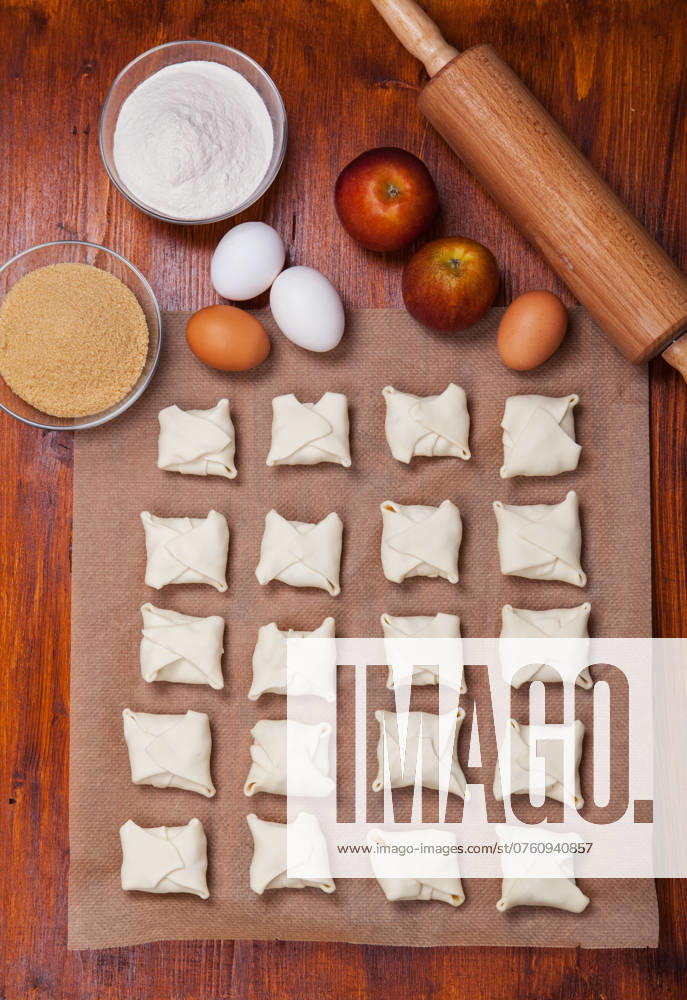 IMAGO Creative, Food, Gebäck, Apfeltaschen Leckere Apfeltaschen mit Backzutaten Delicious apple turnovers with baking ingredients