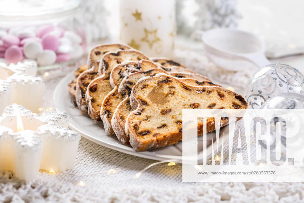 Traditioneller Weihnachtsstollen mit Puderzucker. Weihnachtskuchen. Deutsches Weihnachtsbrot Traditional Christmas stollen with icing sugar. Christmas Cake. German Christmas bread