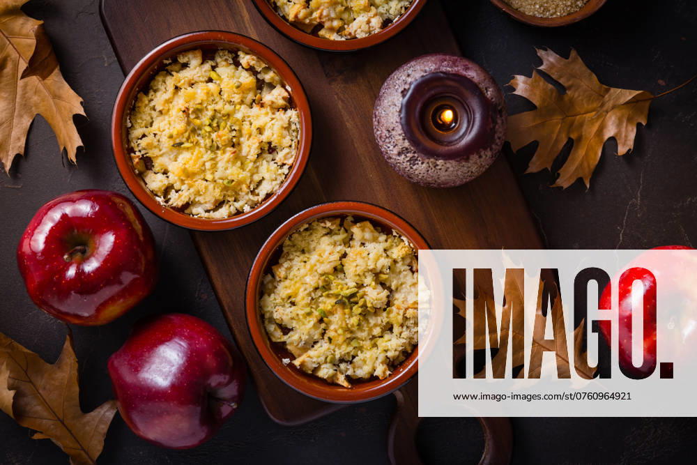 IMAGO Creative, Herbst, Food, Apfelkuchen Kleine Apfelcrambles oder Apfelkuchen für Herbst und Winter Small apple crambles or apple pies for autumn and winter