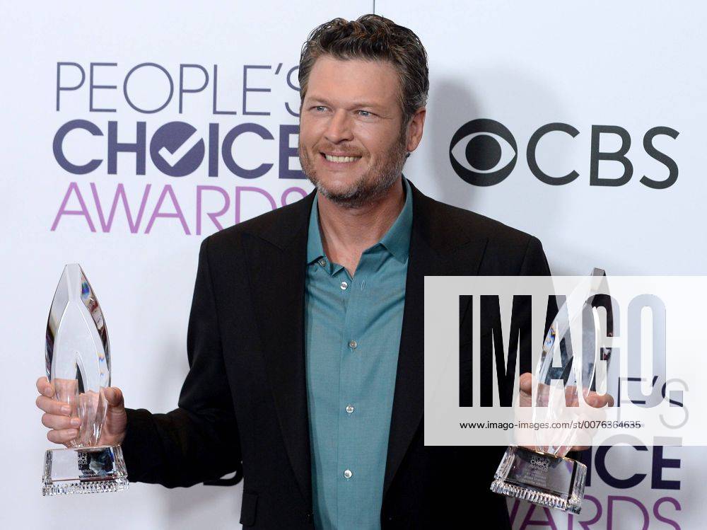 Singer songwriter Blake Shelton appears backstage with his award for Favorite Male Country Artist and Favorite Album for If I A Honest during the 43rd annual People s Choice Awards at the Microsoft Theater in Los Angeles on January 18, 2017. LAP20170118277 JIMxRUYMEN