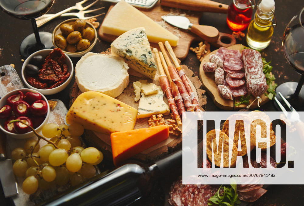 IMAGO Creative, Food, Tapas Huge assortment of various tasety spanish, french or italian apertizers Huge assortment of various tasety spanish, french or italian apertizers. Cheese, meat, olives, stuffed peppers, bread, sticks. Placed on rusty dark background. View from above. ,model released, Symbolfoto