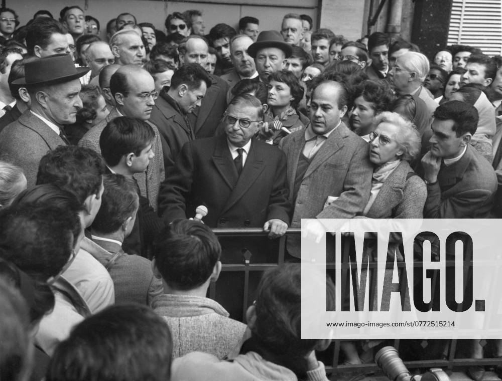 Orig. caption... PLACE MAUBERT, MANIFESTATION SILENCIEUSE DE PROTESTATION CONTRE LES MESURES FRAPPANT LES ALGERIENS. Dans le cadre des manifestations organized aujord hui à l occasion du 7eme anniversaire du dà but de la guerre d algà rie, a silent manifestation of protest s est dà roulà e à midi place Maubert. Jean-Paul Sarte qui participat à cette manifestation a pronounce quemques mots avant que, la crowde de manifestants ne soit invità te par le service d ordre à se disperser. Une vue de la manifestation: on reconnait (au center) Jean-Paul Sartre. Note J P Sartre, 1908-1986, author Nobel Prize in Literature 1964 The Algerian Revolt - struggle 1954-1962 for liberation from France Interviews Congestion CD498 persons: JEAN-PAUL SARTRE
