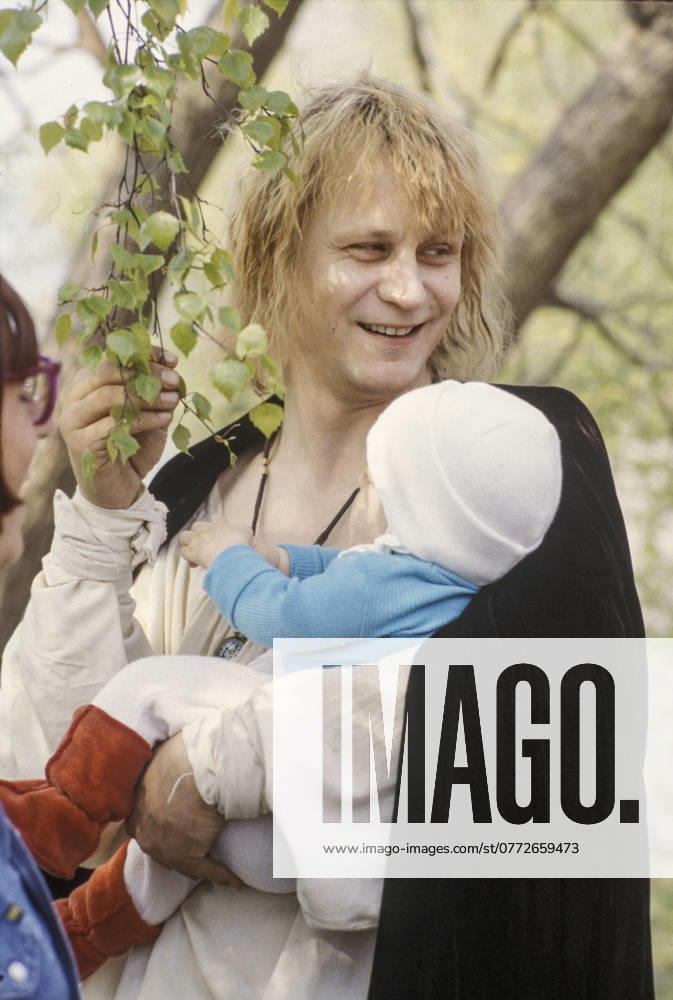 ARCHIVE 19840518 THE TRAGIC STORY OF HAMLET PRINCE OF DENMARK TV movie in two parts directed by Ragnar Lyth First sent 01 07 1985 Here, the actor Stellan Skarsgard is seen with a small child during the recording Sweden sp sw