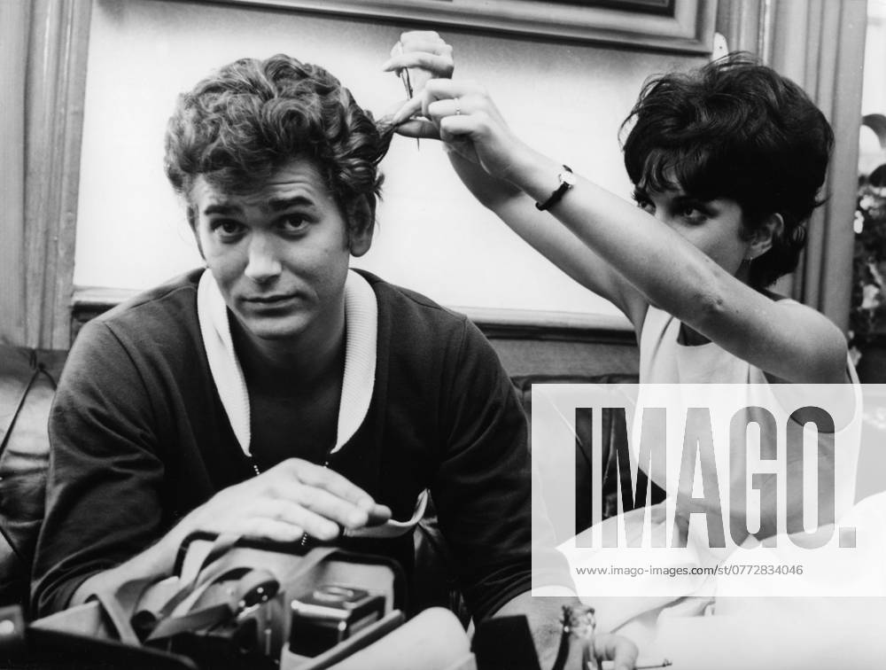 Orig caption MIKE AT GRÖNA LUND Maud Adelson took the opportunity to cut a lock of Mike s head as a memory, Mike looked suffering but took it like a man Note Michael Landon, 1937 1991, American actor, known, among other things, as Little Joe in the TV series Bröderna Cartwright Picture series Photo report Idols Admirers persons MICHA