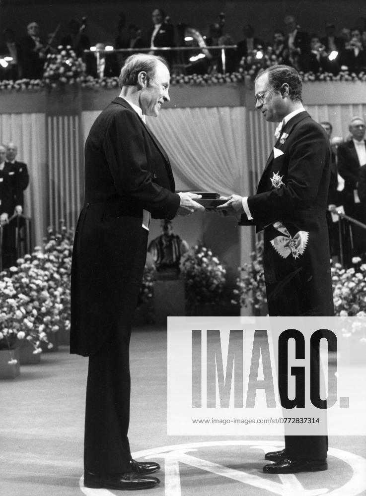 File Sweden Nobel 1986 Chemistry laureate Dudley Herschbach , USA receives his prize from the hands of his majesty king Carl XVI Gustaf of Sweden Herschback shares the prize with Yuan T Lee and John C Polanyi STOCKHOLM SWEDEN