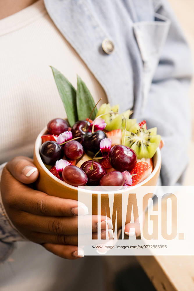IMAGO Creative, Jahreszeit Sommer, Kirschen A bowl of fruit being held by a woman San Francisco, California, United States R_HOOX241010C-1517231-01 ,model released, Symbolfoto