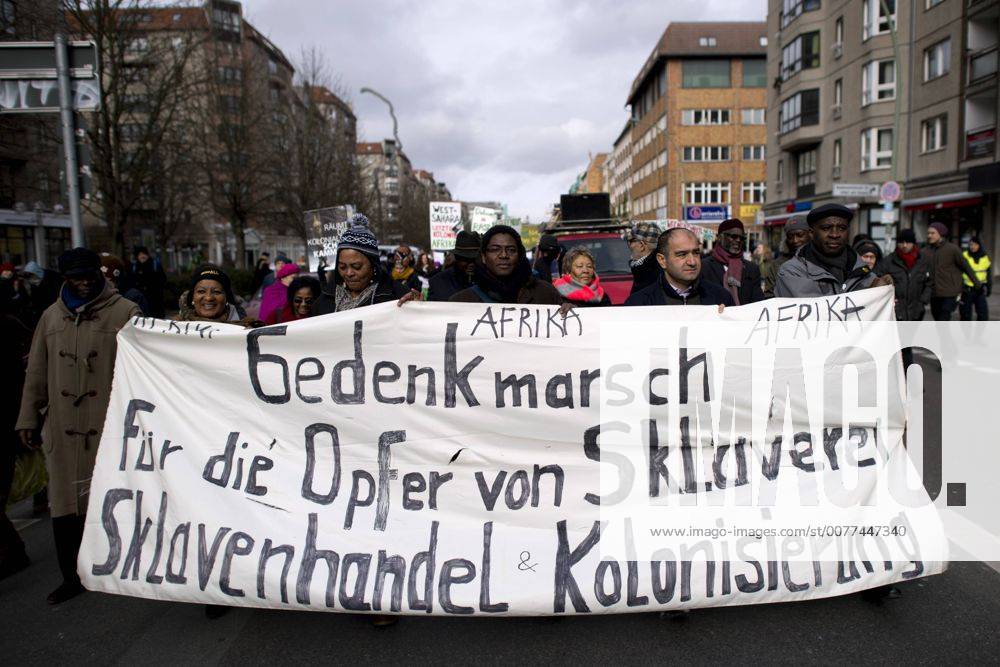 Gedenkmarsch Kolonialgeschichte DEU, Deutschland, Germany, Berlin, 25.02.2017 Demonstranten mit Transparent beim 11. Gedenkmarsch zur Erinnerung an die afrikanischen Opfer von Versklavung, Kolonialismus und rassistischer Gewalt vom Komitee fuer ein afrikanisches Denkmal in Berlin und afrikanischer Vereine in Berlin. Dieser Gedenkmarsch wurde ins Leben gerufen, um der Forderung nach Anerkennung der Verbrechen gegen Schwarze Menschen und Menschen afrikanischer Herkunft Nachdruck zu verleihen. Anlass ist die Berliner Afrika-Konferenz von 1884 - 1885, auf der Afrika vor 130 Jahren unter den europaeischen Kolonialmaechten aufgeteilt wurde. Mehr als 30 Millionen Afrikanerinnen und Afrikaner wurden Opfer von Versklavung und kolonialen Verbrechen gegen die Menschlichkeit. Die von Deutschland an den Herero und Nama begangenen Voelkermorde in Namibia und die Kriegsverbrechen in Tansania im Maji- M