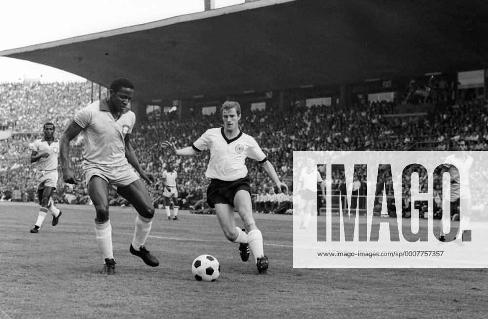 Freundschaftsspiel 1968 in Stuttgart - BR Deutschland - Brasilien 2:1 - Jurandir (Brasilien, li.) gegen Willi Neuberger (BRD) Aktion