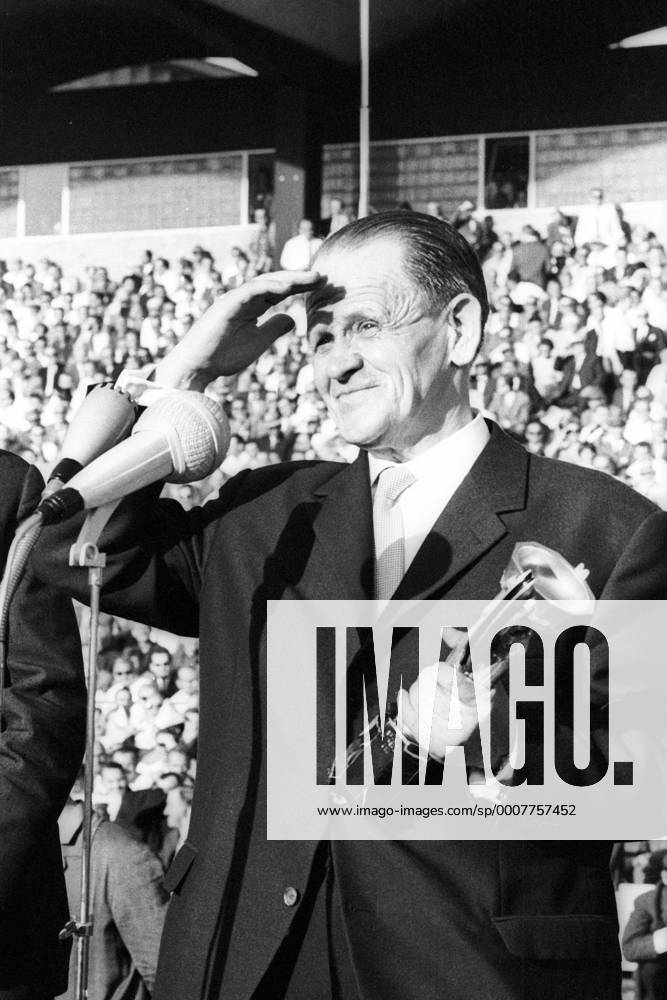 Freundschaftsspiel 1964 in Hannover - BR Deutschland - Bundestrainer Sepp Herberger (BRD) präsentiert den Coupe Jules Rimet, die Weltmeisterschaftstrophäe, welche er 1954 mit seinem Nationalteam erringen konnte - Nunmehr wird er als Bundestrainer verabschiedet Einzelbild