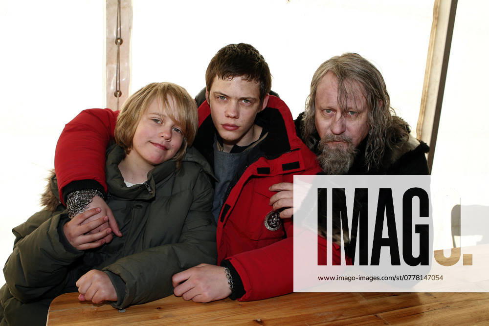 HOME 20070321 3 x Skarsgard Valter Skarsgard, 10, and Bill Skarsgard, 16, take a break with dad Stellan, 56, during the Arn shoot Its fun to work together, says Bill HOME SWEDEN