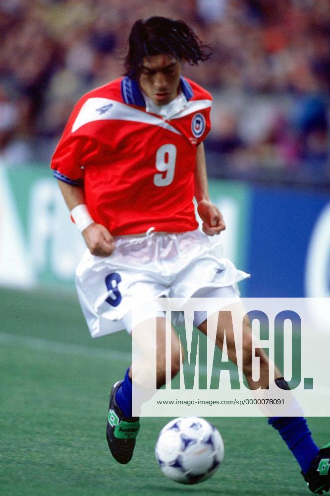 Der Chilene Ivan Zamorano am Ball Fußball WM Herren Weltmeisterschaft 1998, Länderspiel, Nationalmannschaft, Nationalteam, Nationaltrikot Einzelbild Prinzenpark Paris Dynamik,
