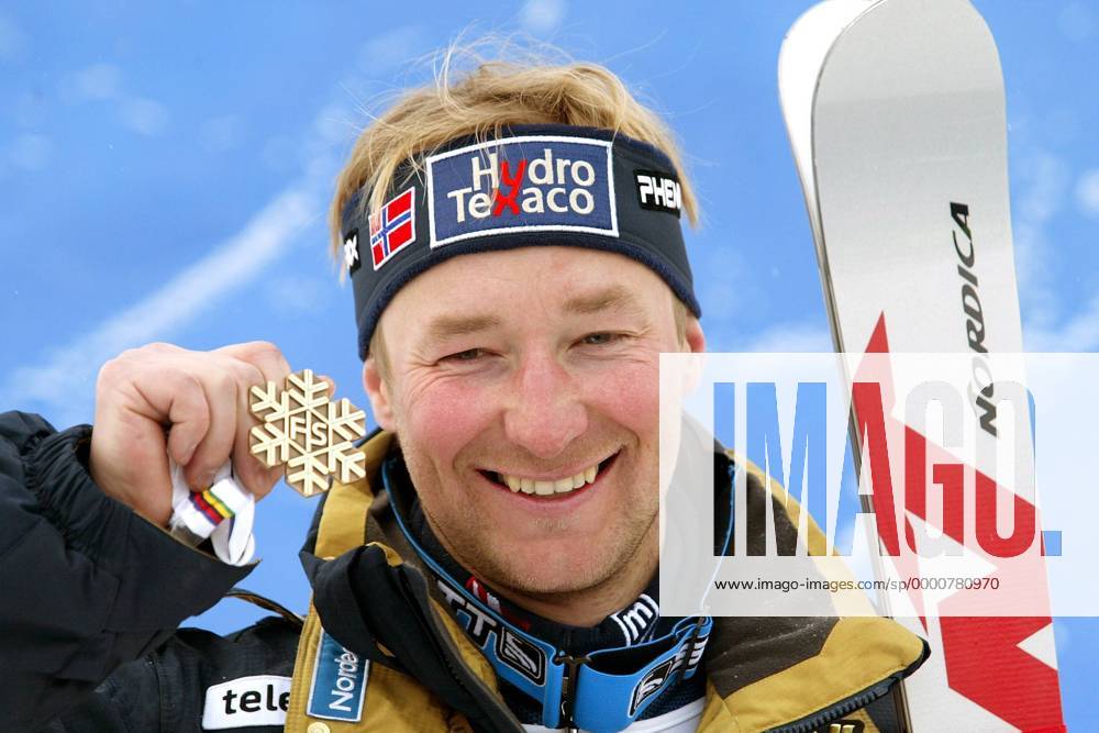Kjetil-Andre Aamodt (Norwegen) präsentiert stolz seine Bronzemedaille Alpiner Skilauf WM Herren Weltmeisterschaft 2003, Ski Alpin, Skisport, Kombination Porträt St. Moritz