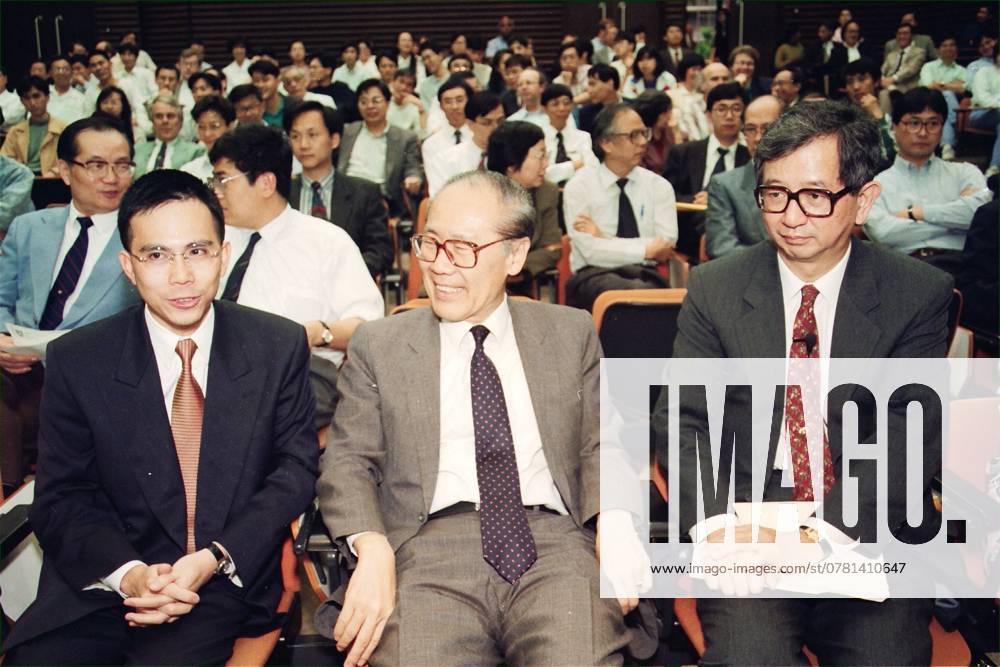 Cheung Kong Holdings Deputy Chairman Victor Li Tzar-kuoi (left), the University of Hong Kong Vice-Chancellor Professor Wang Gungwu (center) and Nobel Prize-winning chemist, Professor Lee Yuan-tseh, at a prize-giving ceremony at the University of Hong Kong. Professor Lee, also known as the Mozart of chemistry and physics , called on the Chinese government to increase resources for education and science.