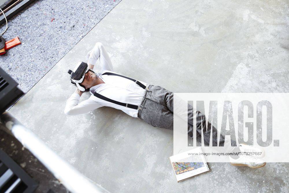 Architect using Virtual Reality Glasses at construction site model released Symbolfoto property released REAF00260
