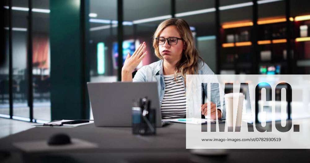 IMAGO Creative, Jahreszeit Sommer, Hitze Businesswoman Working During Hot Weather, Businesswoman Working During Hot Weather In The Office, Businesswoman Working During Hot Weather In The Office model released, Symbolfoto , 23.11.2024,