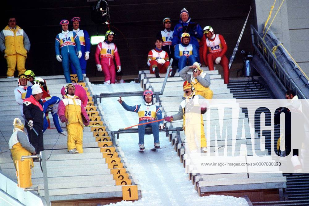 Eddie (The Eagle) Edwards (GBR) prerpares to Jump as other Competitors look on. Ski Jumping. Winter Olympics 1988. Calgary. o0 Ski Skisport Nordisch Skispringen