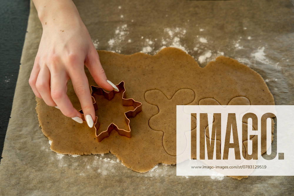IMAGO Creative, Weihnachten, Food, Backen, Lebkuchen Creating Gingerbread Shapes for Christmas Oslo, Oslo, Norway CR_KEQR241203-1594554-01