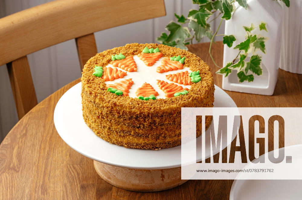 A whole carrot cake with cream R_KUAL24120811-1525977-01
