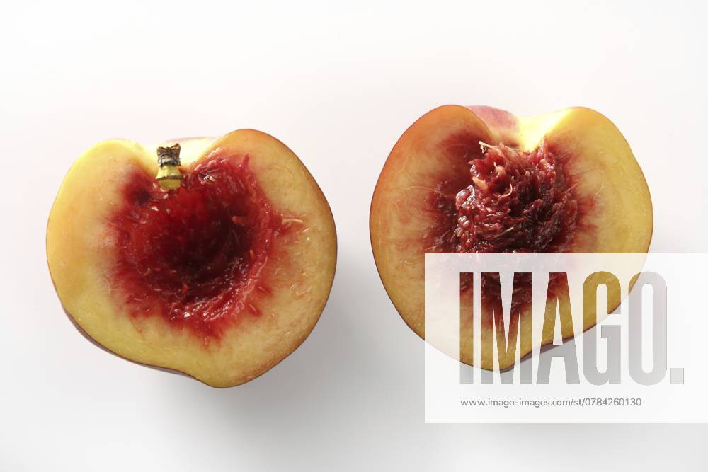 Metapher des blutigen Inneren eines halben Pfirsichs Metaphor of bloody inside of half peach