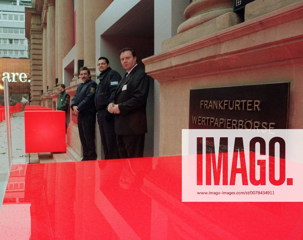 Vor dem Eingang der Frankfurter Boerse stehen große magentafarbige Wuerfel als Symbol fuer das Firmenlogo der Telekom AG. Die T-Aktie wurde am 18. November an der Frankfurter Boerse eingefuehrt. Frankfurt 18.11.1996, Frankfurt Deutschland