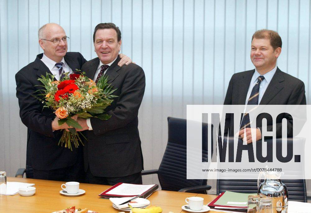 Bundeskanzler Gerhard Schroeder, SPD, gratuliert Gerhard Boekel zur Landtagswahl in Hessen. Rechts SPD-Generalsekretaer Olaf Scholz . SPD- Praesidium. Berlin , den 03.02.2003 Berlin Deutschland