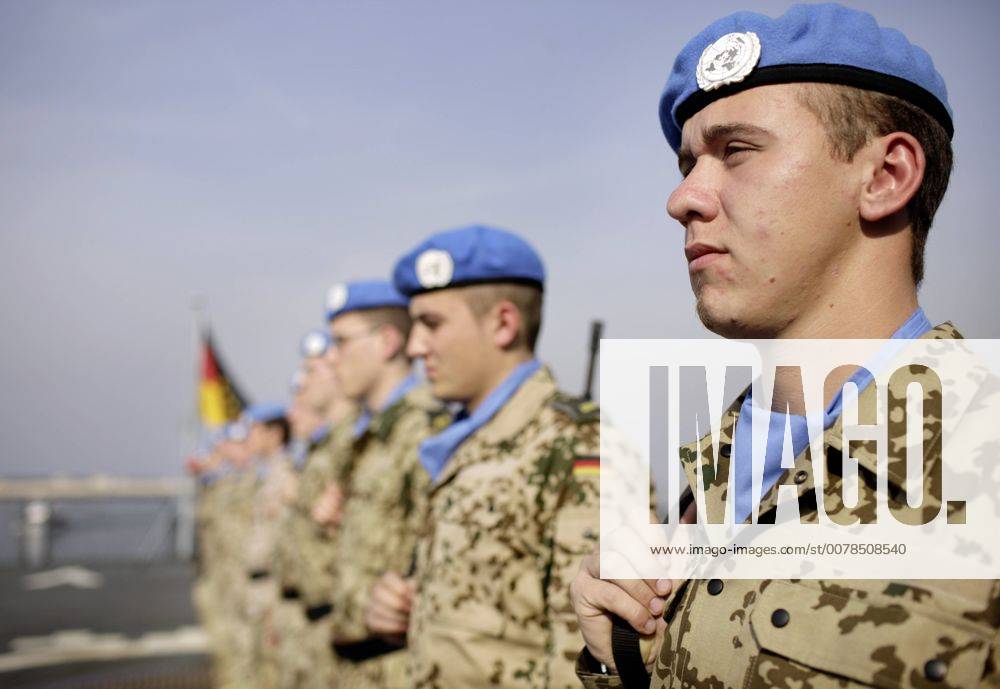 Deutsche Blauhelmsoldaten auf der Fregatte Bayern vor der libanesischen Kueste . Ein deutscher Einsatzverband der Marine beteiligt sich im Rahmen der UNIFIL Mission an der Seeraumueberwachung im oestlichen Mittelmeer , um einen moeglichen Waffenschmuggel in den Libanon zu verhindern . German blue helmets at frigate Bayern . Beirut . Lebanon . 29.02.2008 , Libanon