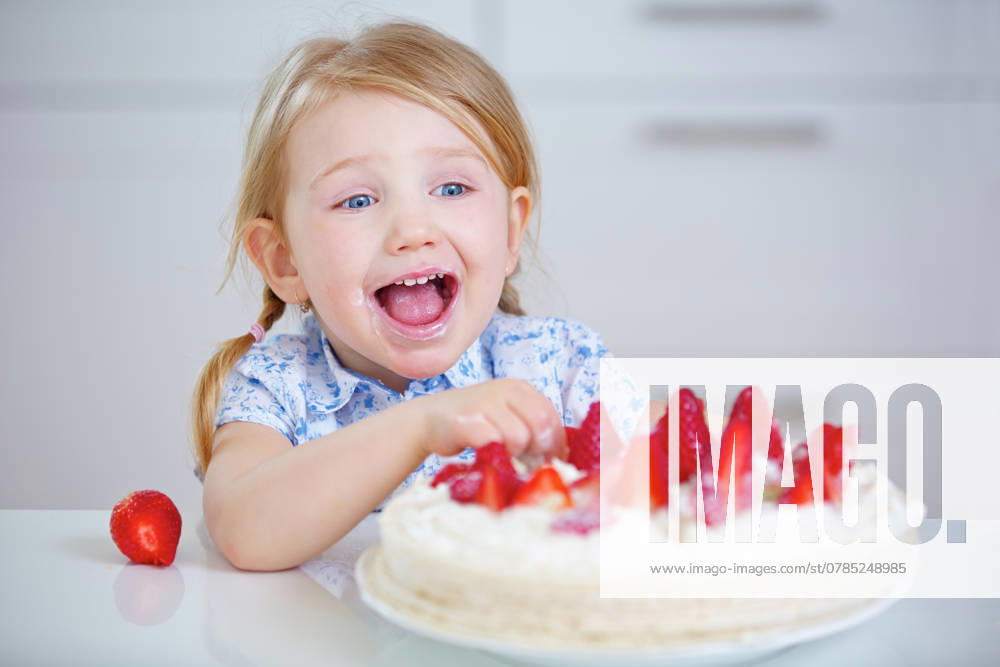 Kind feiert Geburtstag mit einem frischen Erdbeerkuchen ,model released, Symbolfoto ,property released
