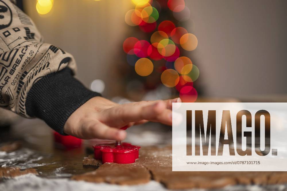 IMAGO Creative, Weihnachten, Food, Backen, Lebkuchen Selbstgebackene Lebkuchen in der Vorweihnachtszeit Homemade gingerbread making before Christmas.
