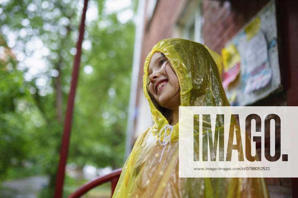 Smiling girl in raincoat model released, Symbolfoto, VCF00522