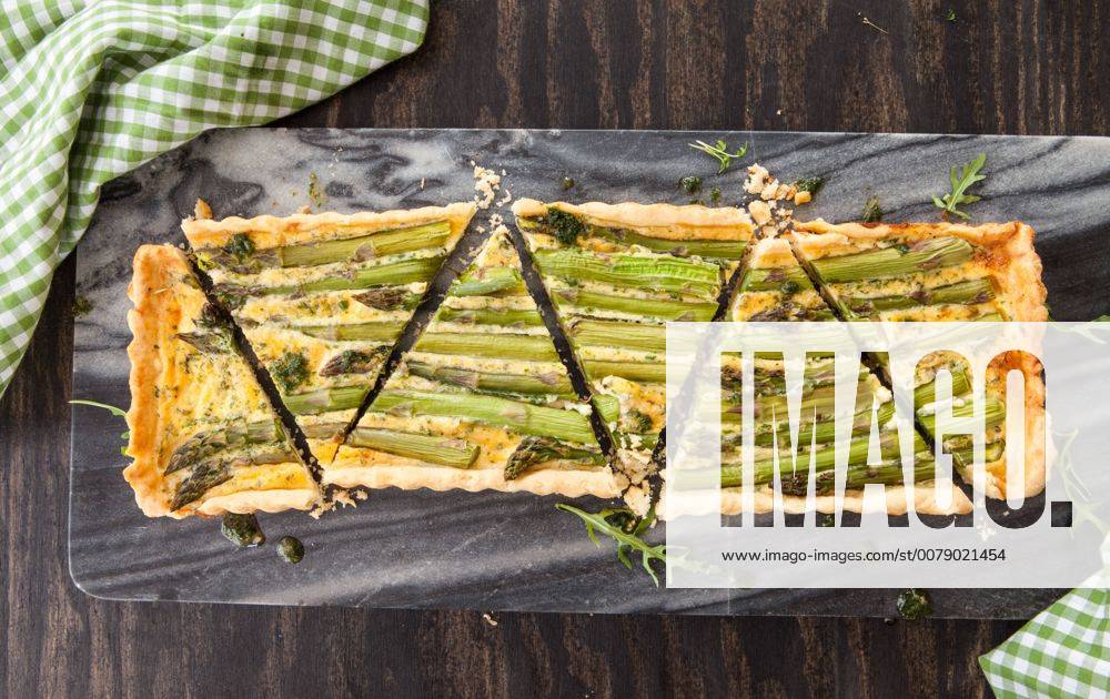 Hausgemachte Quiche mit frischem grünem Spargel 1079704206