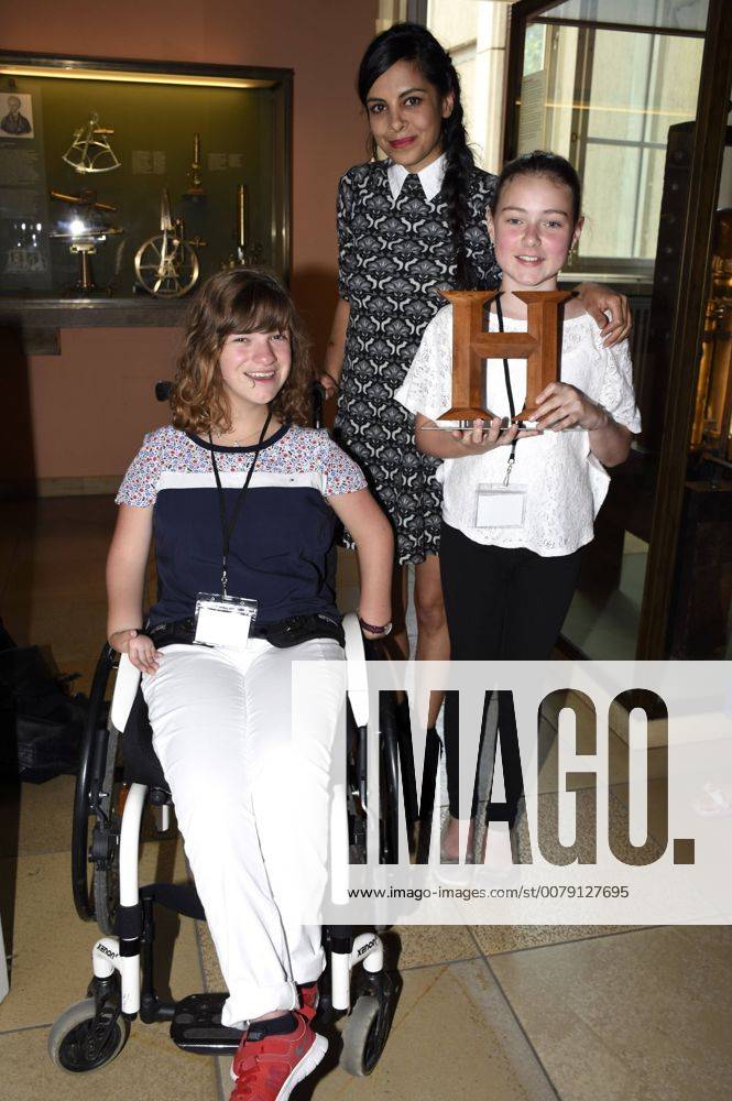 Collien Ulmen-Fernandes mit den Zweitplatzierten Felicitas und Emma beim Photocall anlässlich der Verleihung des History-Award 2017 zum Thema Gleichberechtigung - Wie gleich ist gleich? im Deutschen Museum. München, 20.06.2017 Foto:xP.xSchönbergerx xFuturexImage