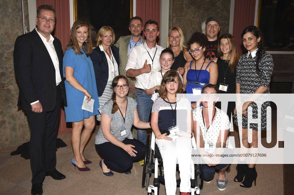 Nina Eichinger und Collien Ulmen-Fernandes mit den Zweitplatzierten Emma und Felicitas samt Eltern, Lehrern und Klassenkameraden beim Photocall anlässlich der Verleihung des History-Award 2017 zum Thema Gleichberechtigung - Wie gleich ist gleich? im Deutschen Museum. München, 20.06.2017 Foto:xP.xSchönbergerx xFuturexImage