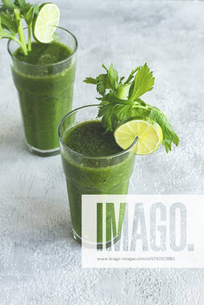 Zwei Gläser, mit grünem Smoothie, Sellerie und Spinat, Apfel und Kiwi, Gurke, Gemüsesmoothie, Frühstück, hausgemacht, ohne Menschen Two glasses, with green smoothie, celery and spinach, apple and kiwi, cucumber, vegetable smoothie, breakfast, homemade, no people