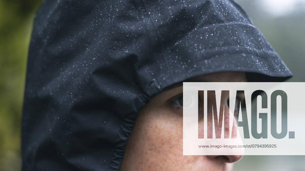 Close-up of a women in a black hooded rain jacket covered in raindrops Canada, British Columbia, Whistler R_PSFZ250109-1624015-01 ,model released, Symbolfoto