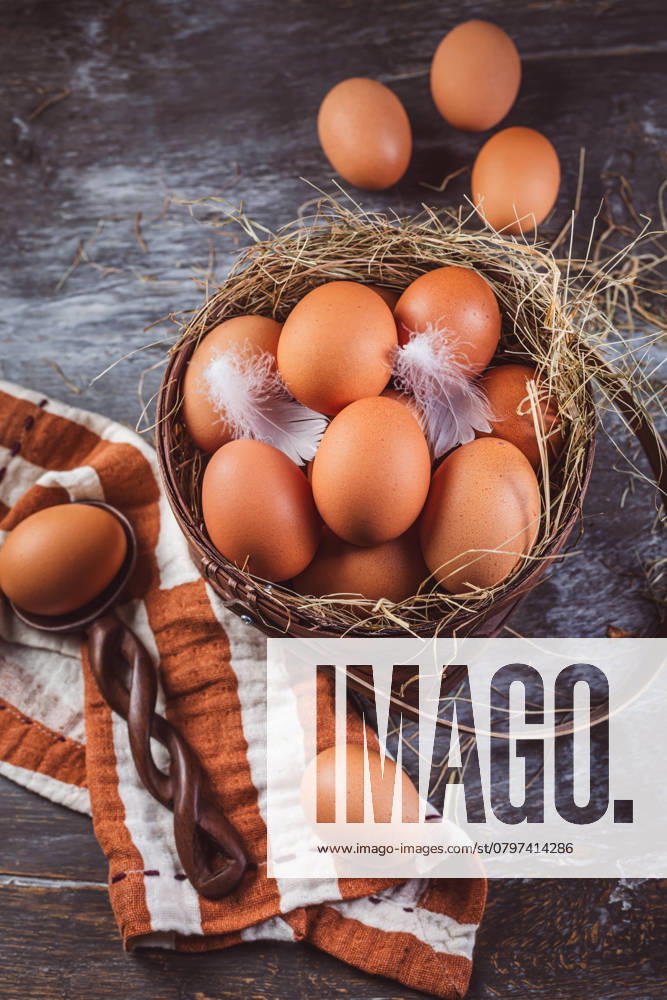 IMAGO Creative, Ostern, Bräuche, Osterbrunch Braune Bio-Eier in einem Korb auf dem Küchentisch Organic brown eggs in a basket on kitchen table