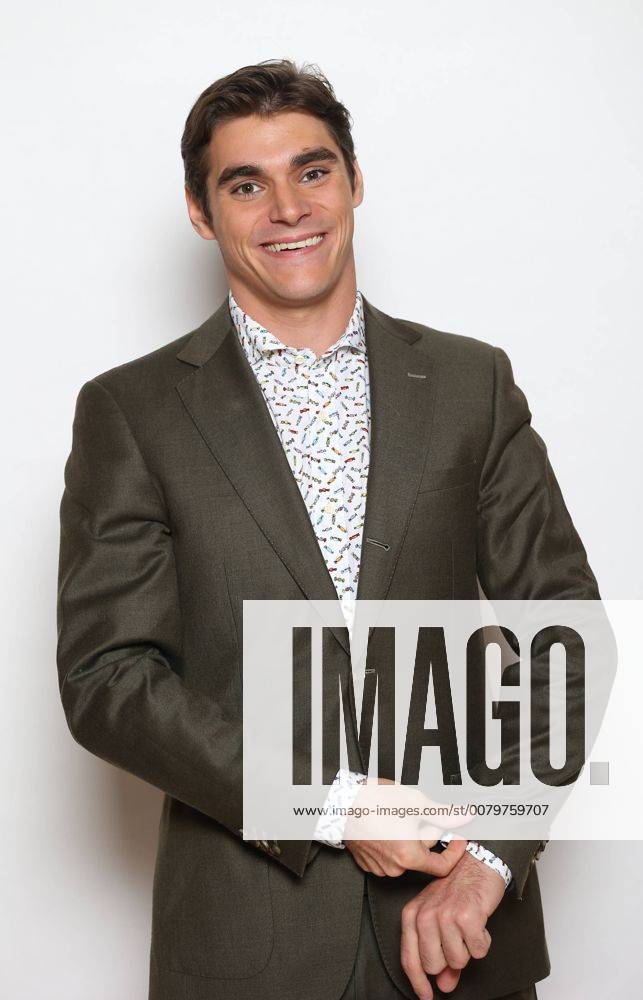 Actor RJ Mitte of Breaking Bad fame, prepares to conduct a children s choir during the taping of Shriners Hospitals network holiday commercials in St. Louis on August 9, 2017. SLP2017080904 BILLxGREENBLATT