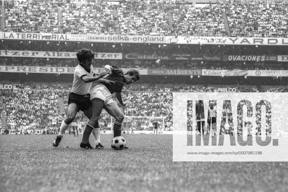 WM Halbfinale 1970 in Mexiko City - Italien - BR Deutschland (BRD) 4:3 n.V. - Gerd Müller (BRD, li.) gegen Roberto Rosato (Italien) Aktion